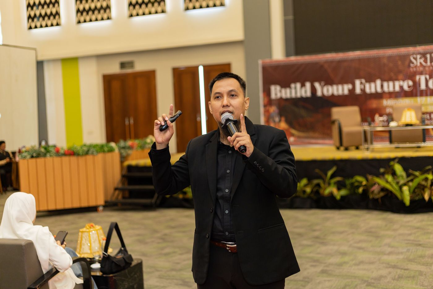 Wahyu Tasmin saat memimpin seminar